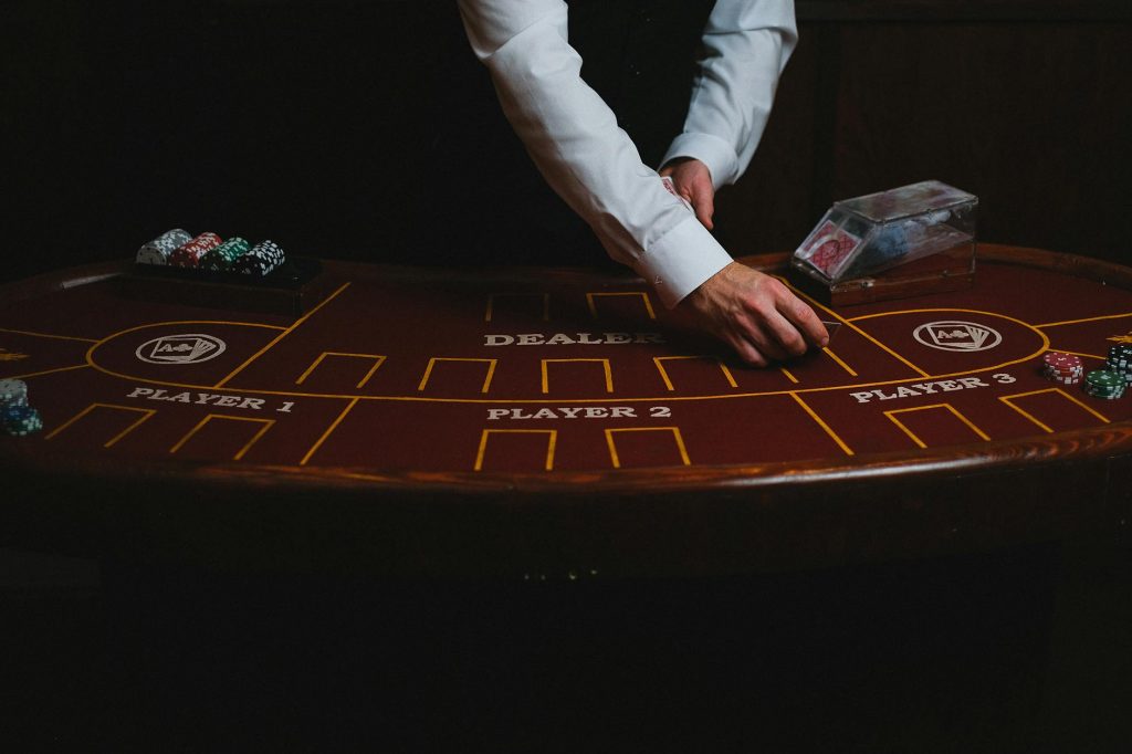 Dealer đang chia bài trong một bàn blackjack live trực tuyến