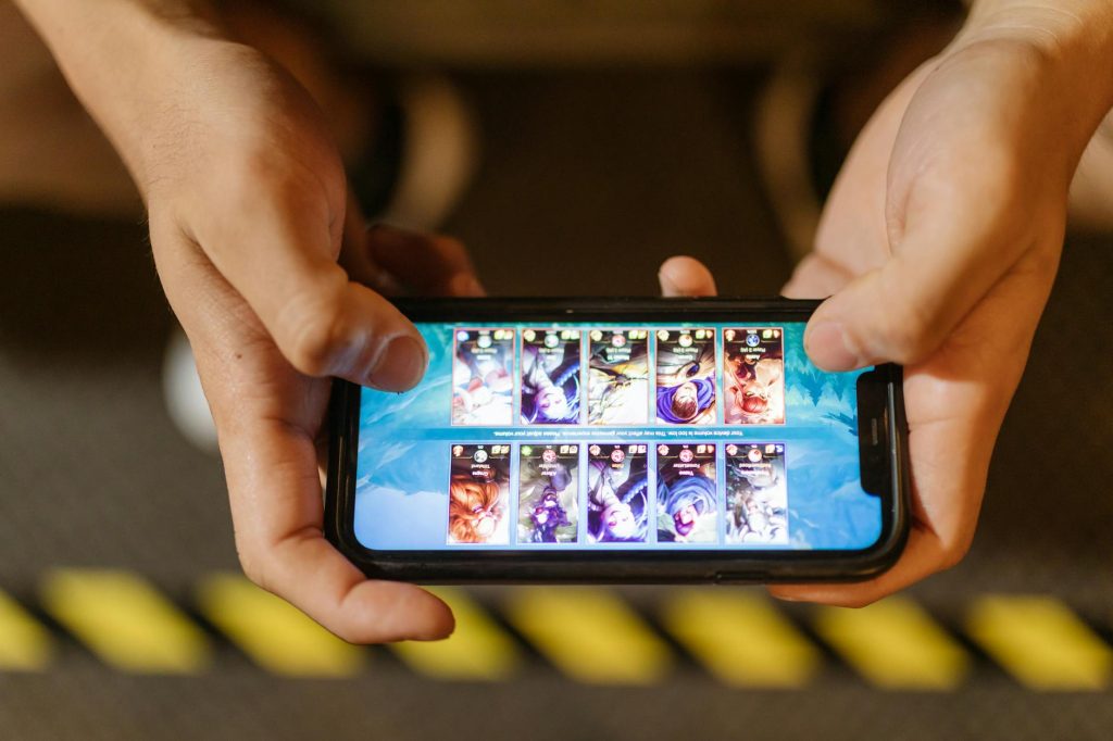 Người dùng mở giao diện e-sport trên điện thoại với thiết kế tối giản